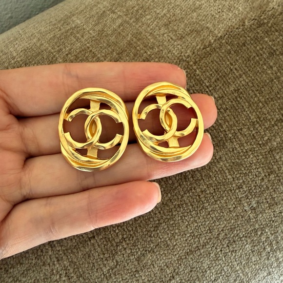 ✨Vintage Chanel Gold-Tone CC Earrings✨ - Picture 12 of 13